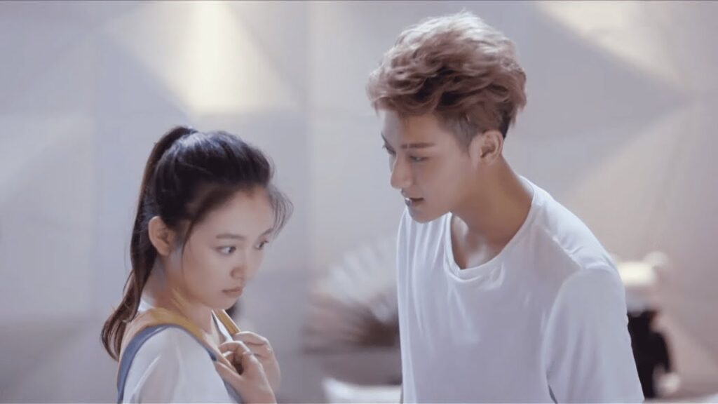 فتاة صغيرة تُجبر على مرافقة نجم مختل كل يوم | مشهد من مسلسل "ألمع نجم في السماء"