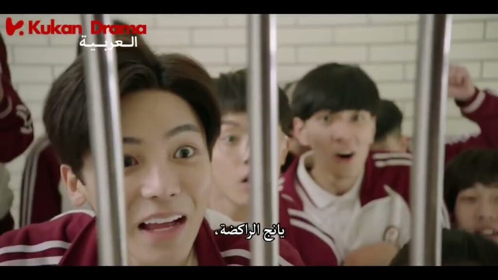 الفتي الوسيم نائم و البطلة تحضر له مفاجأه لمساعدته