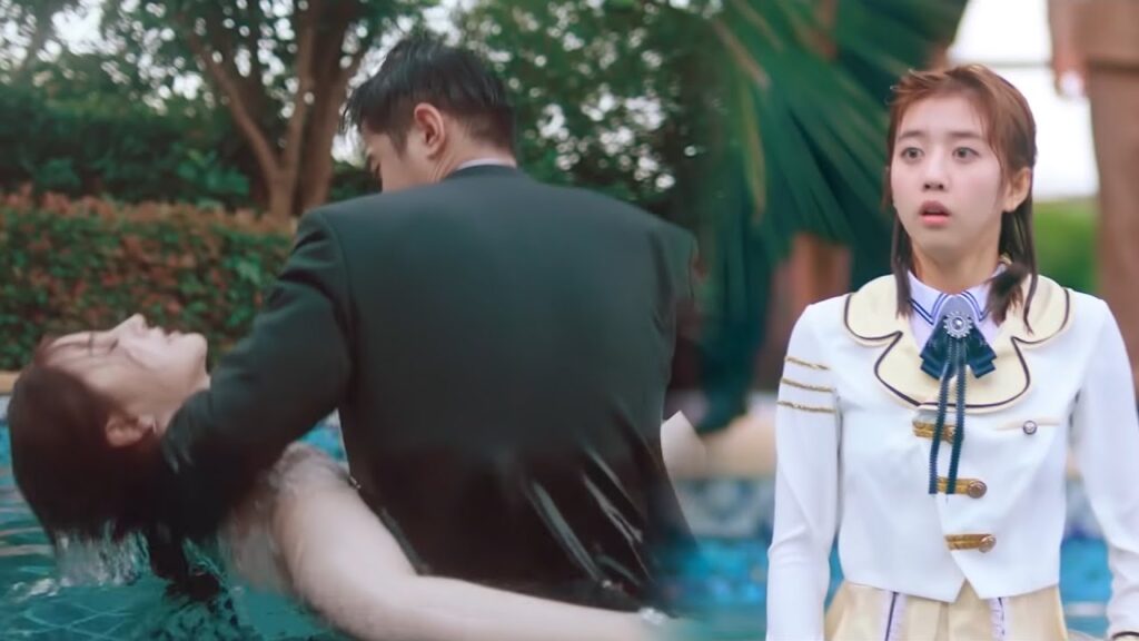 تكشف خدعة صديقتها أمام الجميع فتقفز في الماء وينقذها الوسيم على الفور | مشهد من مسلسل “حبك ينيرني” تكشف خدعة صديقتها أمام الجميع فتقفز في الماء وينقذها الوسيم على الفور | مشهد من مسلسل "حبك ينيرني"