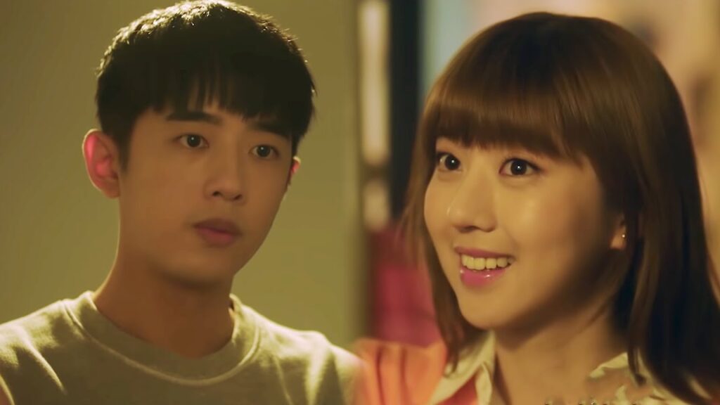 يسمع أصوات من غرفتها فيظن أنها تخبئ حبيبها | مشهد من مسلسل "حبك ينيرني"