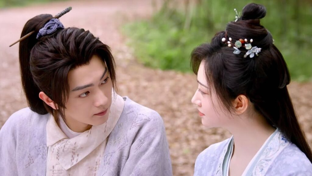 يجلس الى جانبها و يتأملها  كالعاشق  ( ارض عجائب الحب )