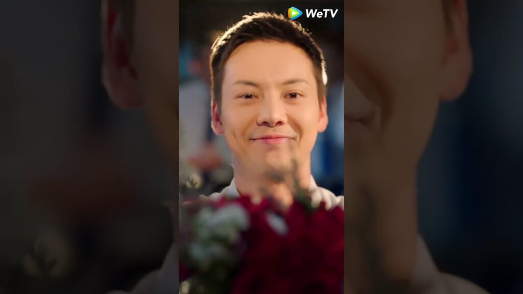 يطلب منها الزواج أمام الجميع😍 #chinesedrama #adatewiththefuture #照亮你 #دعني_أضيءك #shorts