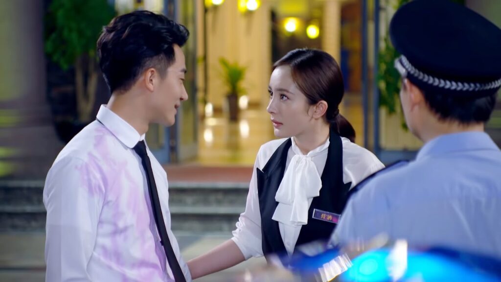 يثمل فينكر معرفته بها ويسبب دخولها السجن فتجمع الصدفة بينهما بغرابة | مشهد من مسلسل "عزيزي المترجم"