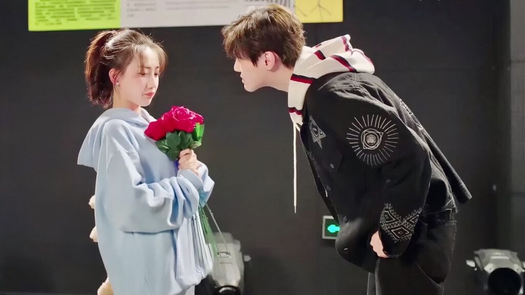 يعطيها باقـة من الورق ويعترف لها , لكنها تفاجئه بالرد ( على وشك الشهرة ) يعطيها باقـة من الورق ويعترف لها , لكنها تفاجئه بالرد ( على وشك الشهرة )