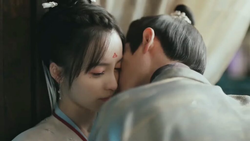 يطلب الجنرال من زوجته قبلة لكنها تتقيأ وتهرب على الفور فيكتشف سرها😊مشهد من "غريب مألوف"