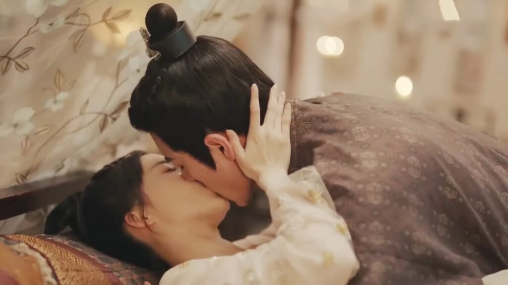 اقتحمت الزوجة وكر اللصوص وأنقذت الجنرال لكنها أصيبت بجروح خطيرة فكان قلقًا جدًا❤️مشهد من"غريب مألوف"