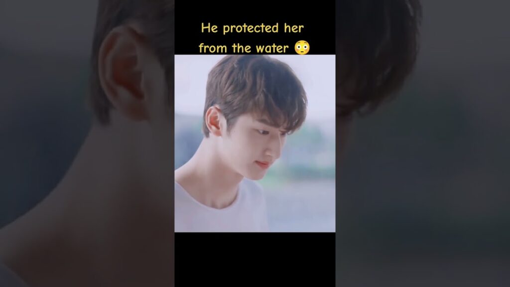 وقام بحمايتها من الماء🥺#PleaseFeelAtEaseMrLing #一不小心捡到爱 #youku