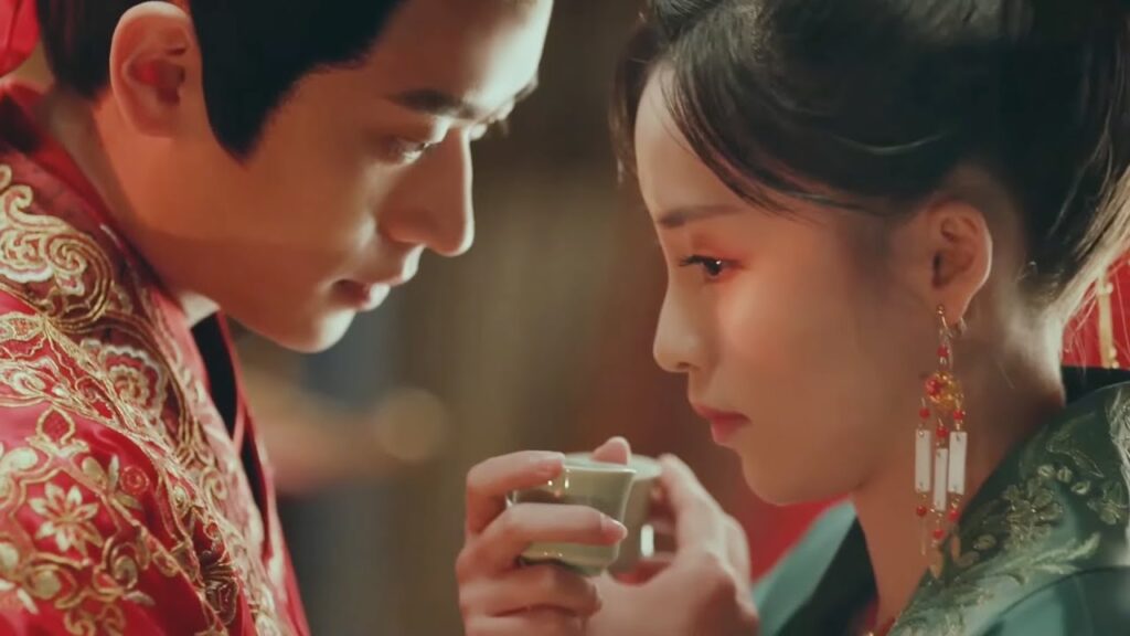 يتحرش الأمير بزوجة الجنرال! مُزقت ملابسها وكتفيها نصف مكشوفين😮مشهد من "غريب مألوف"