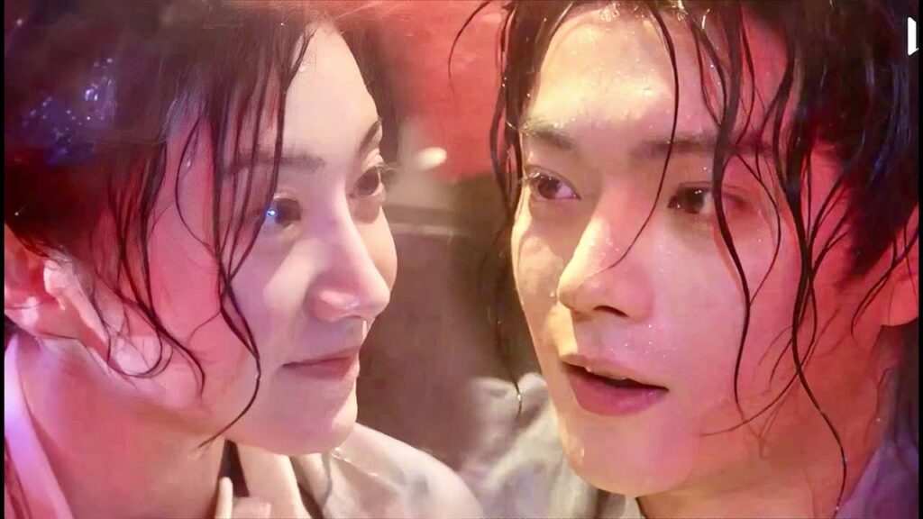 نتظاهر بالاستحمام لكنك متوترة و قلبك ينبض بسرعة  ( ارض عجائب الحب )