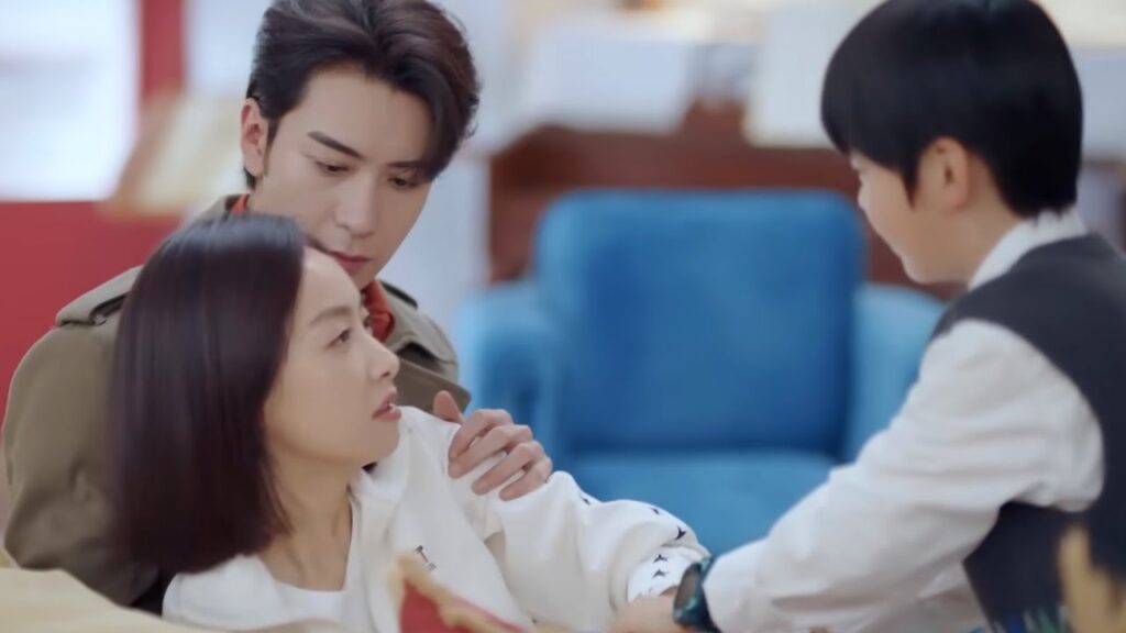 ليتقرب من حبيبته ويعلن سيادته أمام منافسه يستخدم طفله لقضاء يوم برفقتها💖مشهد من “عزيزتنا المترجمة” ليتقرب من حبيبته ويعلن سيادته أمام منافسه يستخدم طفله لقضاء يوم برفقتها💖مشهد من "عزيزتنا المترجمة"