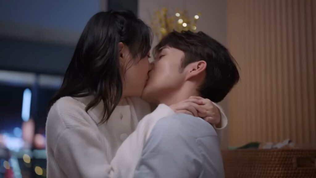 يمسك فتاته ويقبلها بقوة❤️مشهد رومانسي من "‫هنا نلتقي ثانية"