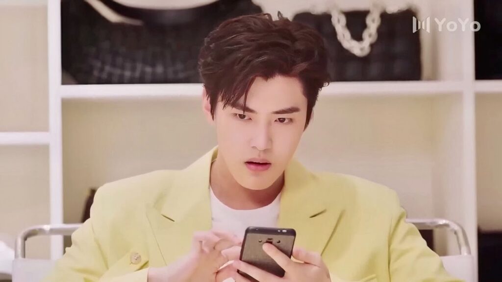 تشتعل نار الغيرة بعد ان يرى منشورها مع شاب آخر ( على وشك الشهرة )