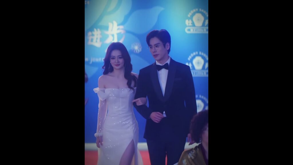 Dancing under spotlight #helloimatyourservice #iqiyiarabic #mileswei #iqiyi #lovescene #ستورى
