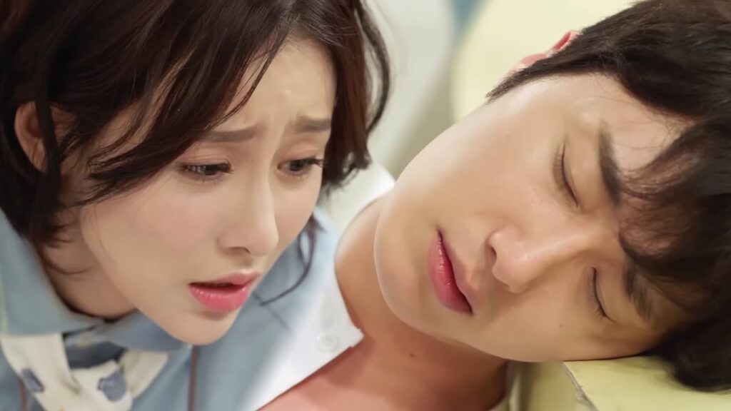 يتأذى حبيبها ويفقد وعيه عندما كان يحاول حمايتها💔مشهد رومانسي من "أكاذيب الفتيات"