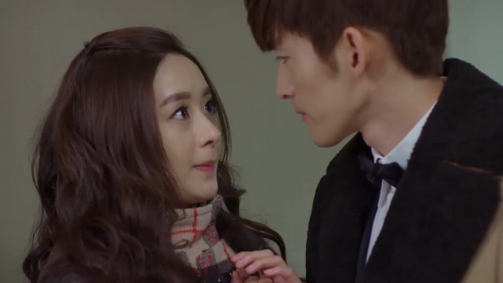 يتصرف بغرور ويتوسل لتقبيل فتاته على انفراد فتسيطر عليه البطلة تمامًا | مشهد من مسلسل "‫أنا وسيدي"