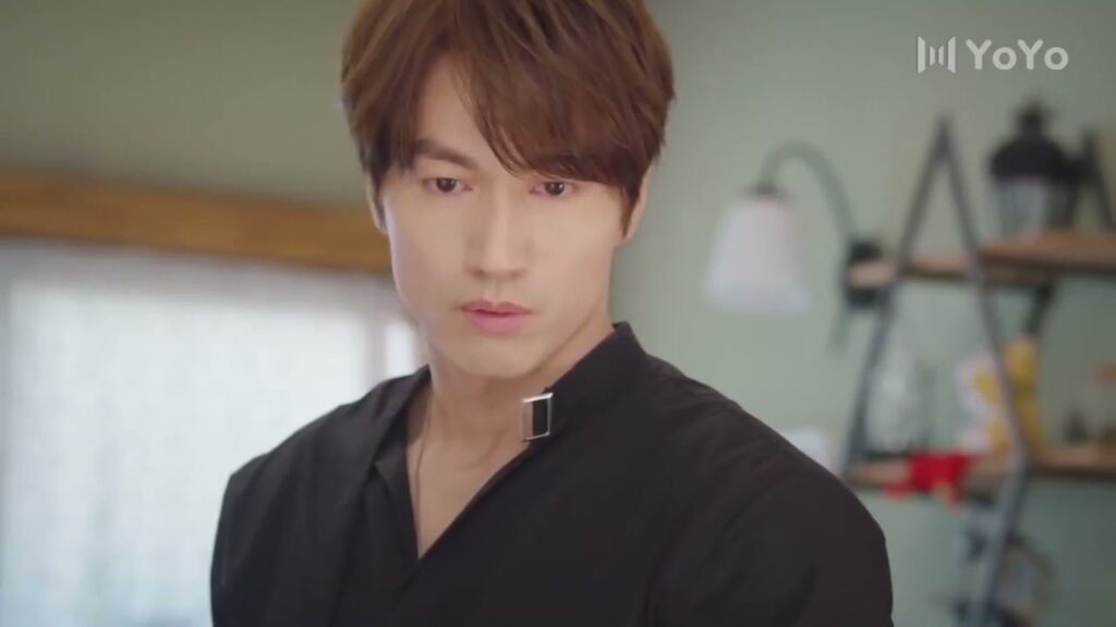 يسمع بأنها مريصة فيذهب الى منزلها فيجد من سبقـه بالفعل   ( عدونجومك المحظوظة )