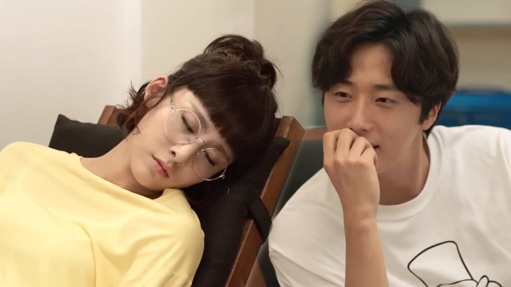 تنام الفتاة أثناء اعترافه ولكنه لا يمكنه منع نفسه من النظر إليها💖مشهد رومانسي من"أكاذيب الفتيات"