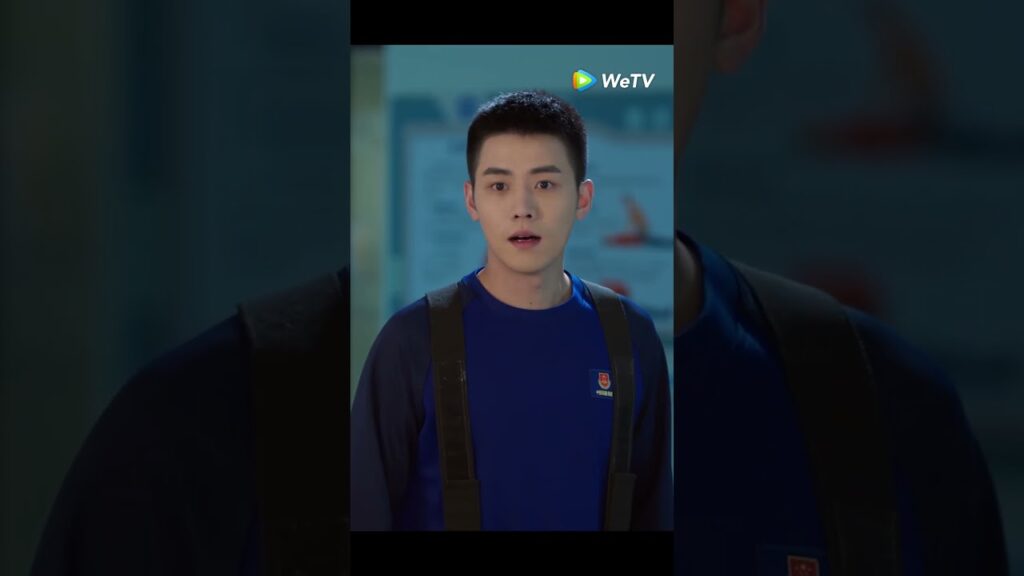 تريد أن تساعده في ارتداء الملابس😂 #chinesedrama #wetvarabic #adatewiththefuture #shorts #shortvideo تريد أن تساعده في ارتداء الملابس😂 #chinesedrama #wetvarabic #adatewiththefuture #shorts #shortvideo
