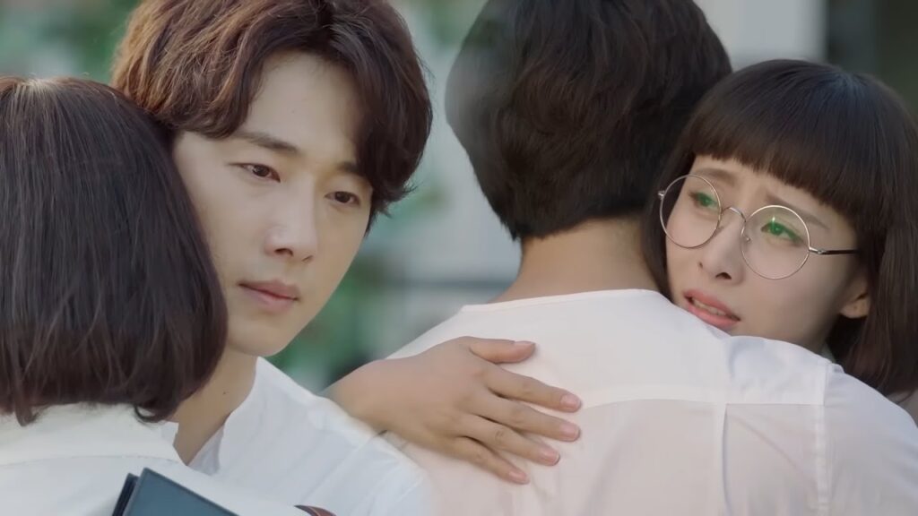 تواجه حبيبته موقف صعب فيعانقها ويخبرها بأنه سيبقي معها إلى الأبد💖مشهد رومانسي من "أكاذيب الفتيات"