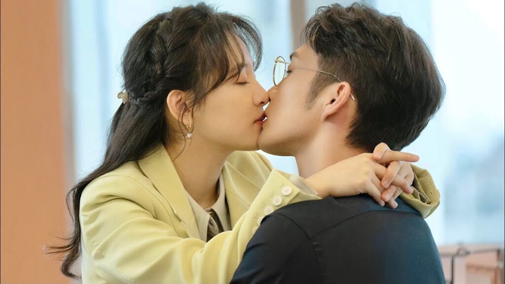 يقبل حبيبته بحماسة في مكتبها ولكن فتى صغير يقتحم المكان فجأة❤️مشهد رومانسي من “هنا نلتقي ثانية” يقبل حبيبته بحماسة في مكتبها ولكن فتى صغير يقتحم المكان فجأة❤️مشهد رومانسي من "هنا نلتقي ثانية"