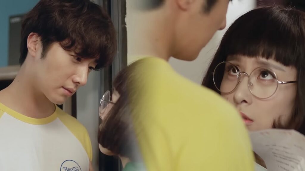 من أجل أن يصبح حبيبها، يبرم عقد ويجبرها على التوقيع عليه دون دراية😂❤️مشهد رومانسي من"أكاذيب الفتيات"