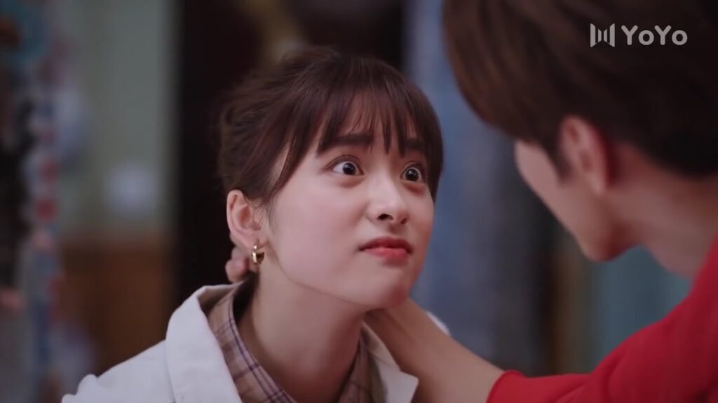 تجعلـه يختبأ في الخزانة لكي لا يرى والدها رجل في منزلها   ( عد نجومك المحظوظة )