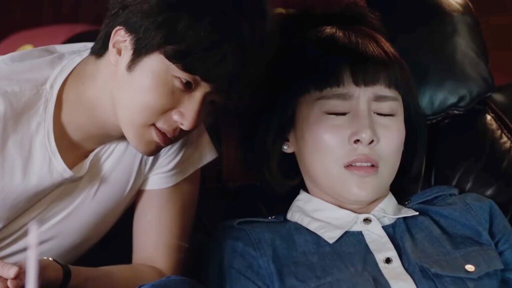 يميل عليها معتقدة أنه سيقبلها فتفاجئ أنه....😂مشهد رومانسي من "أكاذيب الفتيات"