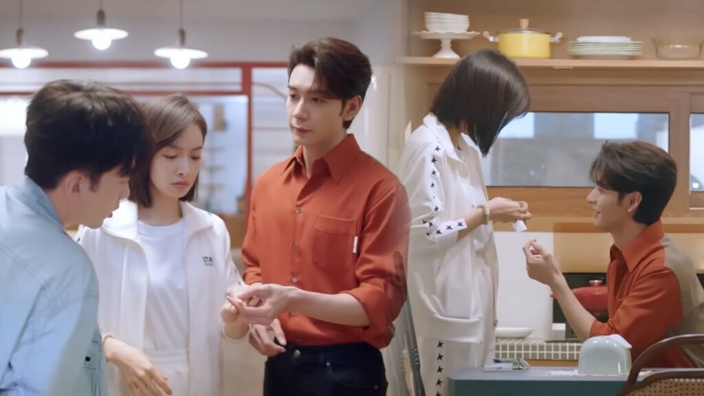 رغم أنه أصيب إلا أنه كان سعيدًا لرؤية قلقها واهتمامها به بتضميد جرحه من أجله💖مشهد "عزيزتنا المترجمة"