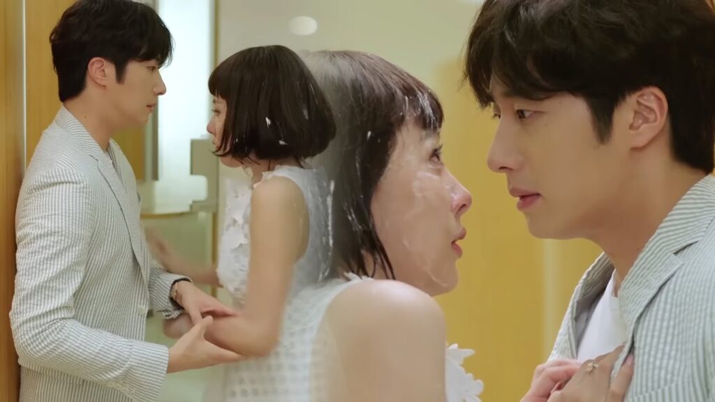 يخبرها أمام موظفيه بأنه سيحميها مهما حدث❤️مشهد رومانسي من "أكاذيب الفتيات"