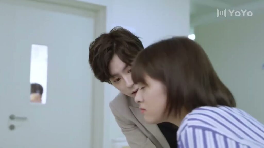 تتظاهر بالمرض لكي لا يدخل الغرفـة و يرى رئيسها  ( عد نجومك المحظوظة )