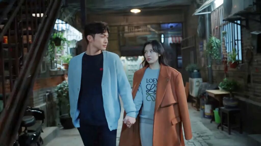 ضلت الجميلة طريقها وكادت تبكي فيظهر حبيبها يمسك بيدها ويرافقها إلى المنزل❤️مشهد من”هنا نلتقي ثانية” ضلت الجميلة طريقها وكادت تبكي فيظهر حبيبها يمسك بيدها ويرافقها إلى المنزل❤️مشهد من"هنا نلتقي ثانية"