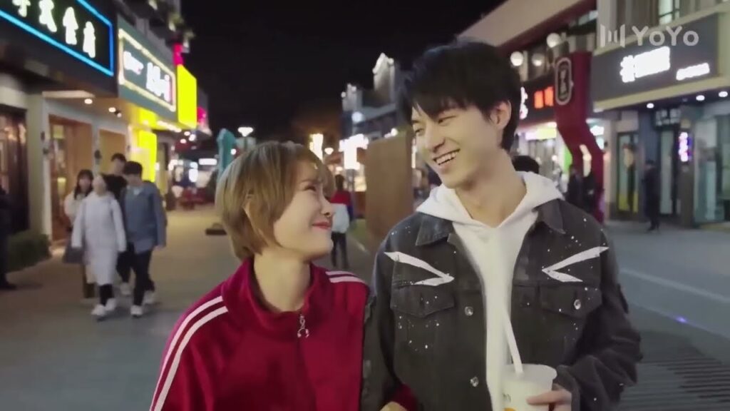 تتشاجر مع صديقتها و تأتي الى حبيبها لكي ينصحها  ( على وشك الشهرة )