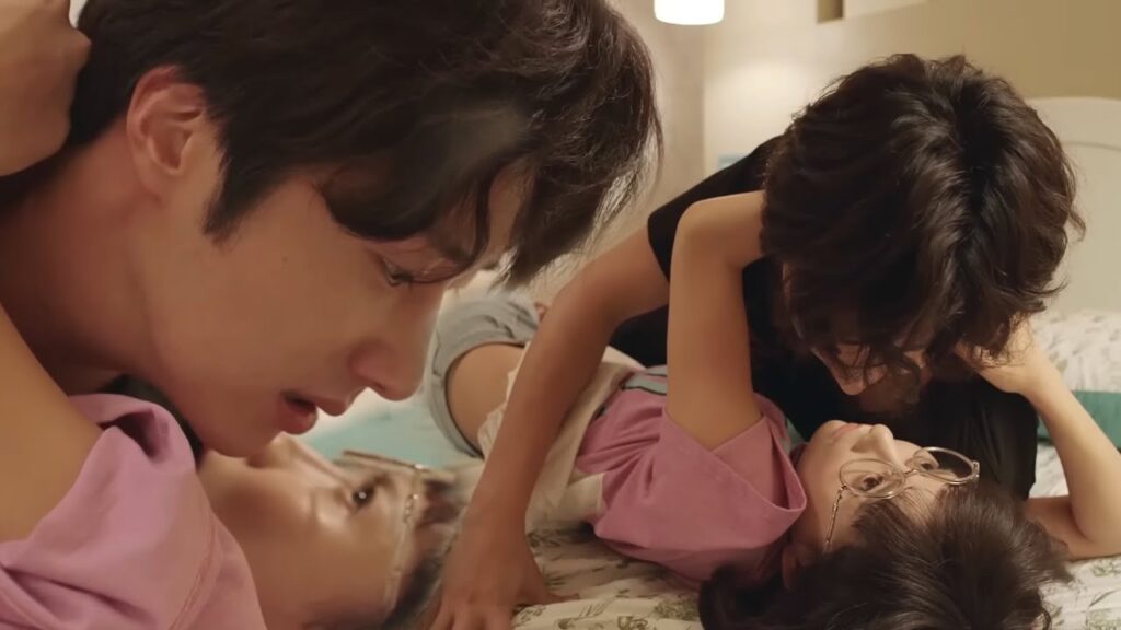 أخيرًا يبدأ بطلنا يفتقد فتاته ويسأل عنها، ولكن هذا ما حدث عندما رأها!😅مشهد لطيف من “أكاذيب الفتيات” أخيرًا يبدأ بطلنا يفتقد فتاته ويسأل عنها، ولكن هذا ما حدث عندما رأها!😅مشهد لطيف من "أكاذيب الفتيات"