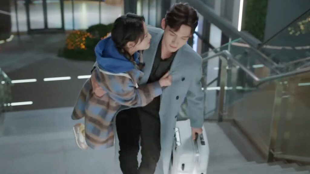 يشعر بالغيرة فيغضب ويعلن على الفور سيادته في العلن❤️مشهد من "‫هنا نلتقي ثانية"