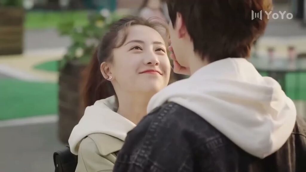 يشتري لها الازهار و يأتي الى جامعتها لكي يراها ( على وشك الشهرة ) يشتري لها الازهار و يأتي الى جامعتها لكي يراها ( على وشك الشهرة )