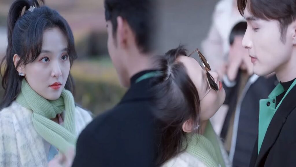 يتبادلان القبل على الطريق!" يصطحب حبيبته من المطار وبالصدفة يساء فهمهما | مشهد من "‫هنا نلتقي ثانية"