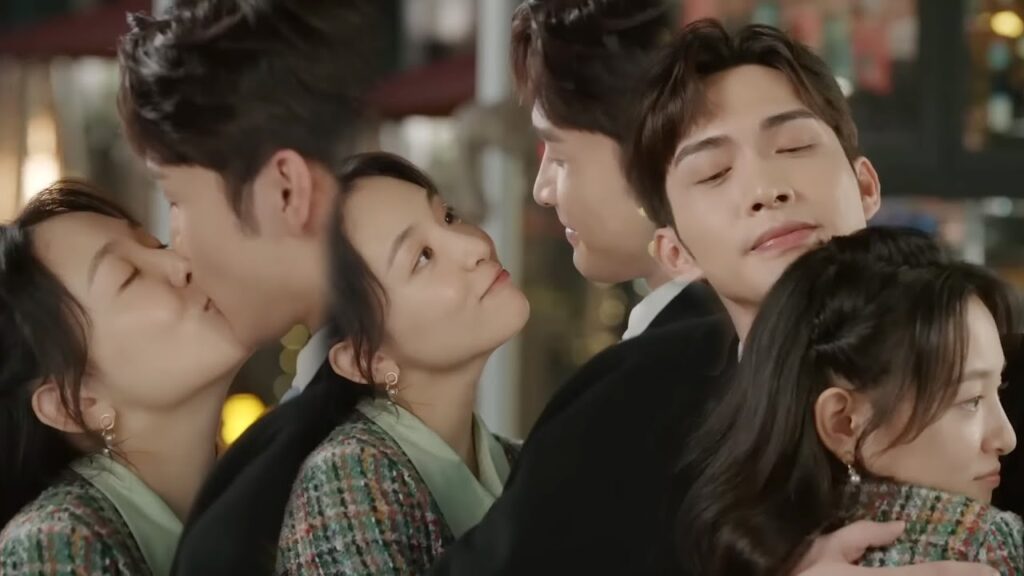 يعبث مع فتاته فيقبلها بحماس بينما لم يكن أحد في الشارع❤️مشهد من "‫هنا نلتقي ثانية"