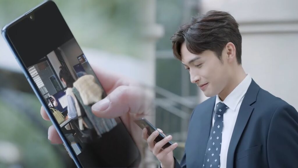 يرسل زملائه لمراقبة حبيبته فيختلس النظر إلى صورها ويضحك | مشهد من "‫هنا نلتقي ثانية"