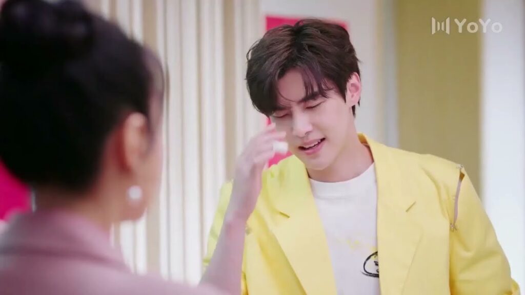 تأتي الى الاستوديو الخاصة به لكي يتدرب معها على الغناء ( على وشك الشهرة )