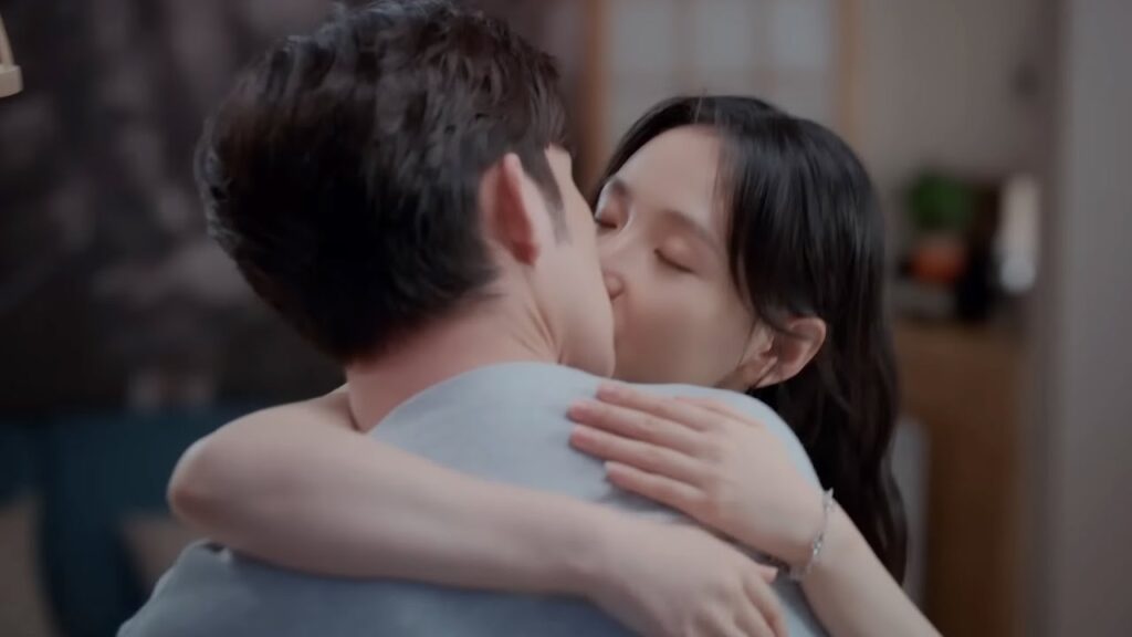 يمضي الحبيبان الشابان ليلة عاطفية سويًا❤️مشهد من "‫هنا نلتقي ثانية"