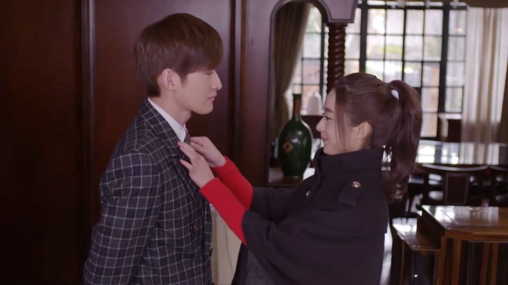 تساعده فتاته على ارتداء الملابس التي صنعها والدها | مشهد من مسلسل "‫أنا وسيدي"