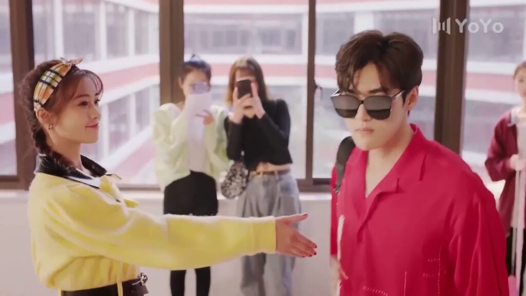 يتجاهل اجمل فتاة في الجامعة ويذهب الى التي تتجاهله  ( على وشك الشهرة )