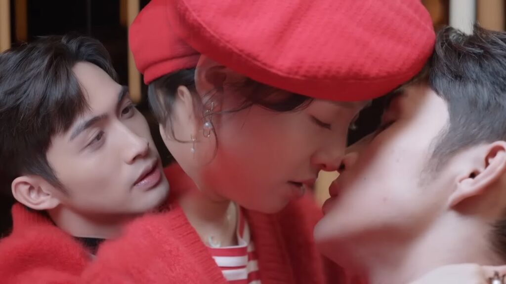 يقبل الرئيس حبيبته بشغف فتعانقه وتبادله القبل❤️مشهد من "‫هنا نلتقي ثانية"