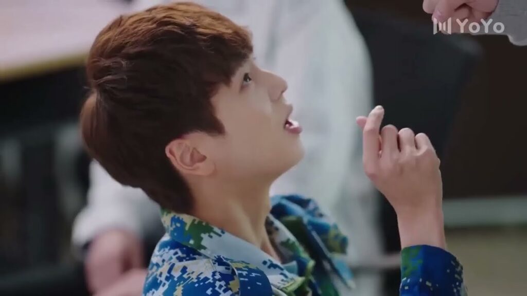 يركع لـه لكي يسامحـه على نشر الفيديو الخاص به ( على وشك الشهرة) يركع لـه لكي يسامحـه على نشر الفيديو الخاص به ( على وشك الشهرة)