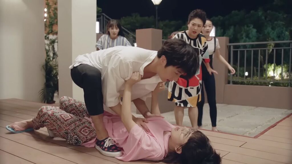 تمسك بطلتنا لصًا يحاول اقتحام منزلها فيتضح أنه….🤔😂مشهد كوميدي من “أكاذيب الفتيات” تمسك بطلتنا لصًا يحاول اقتحام منزلها فيتضح أنه....🤔😂مشهد كوميدي من "أكاذيب الفتيات"