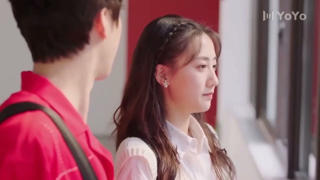 صديقها نجم مشهور و نرجسي وهو الوحيد الذي تعرفـه في الجامعة ( على وشك الشهرة )