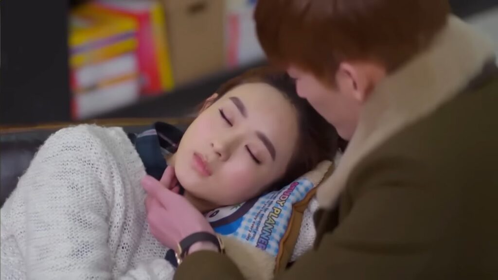 البطلة مريضة والرئيس حزين فيثير تفضيله للبطلة غيرة الزميلات | مشهد من "أنا وسيدي"