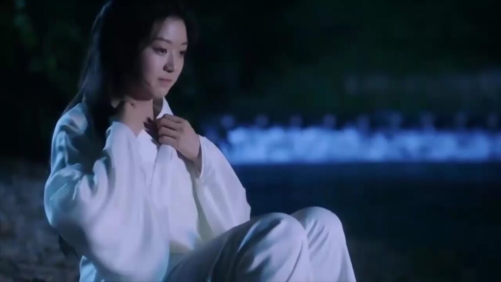 يختلس النظر وهي تخلع ملابسها و يكتشف بأنها فتاة متنكرة بهيئة رجل ( الطبيبة اللطيفة )