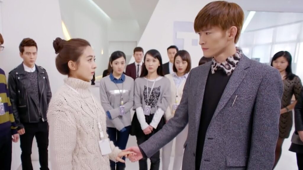 كانت البطلة محرجة من ثرثرة زملائها فيظهر الرئيس على الفور معلنا استبداده بسيادته | مشهد من أنا وسيدي كانت البطلة محرجة من ثرثرة زملائها فيظهر الرئيس على الفور معلنا استبداده بسيادته | مشهد من أنا وسيدي