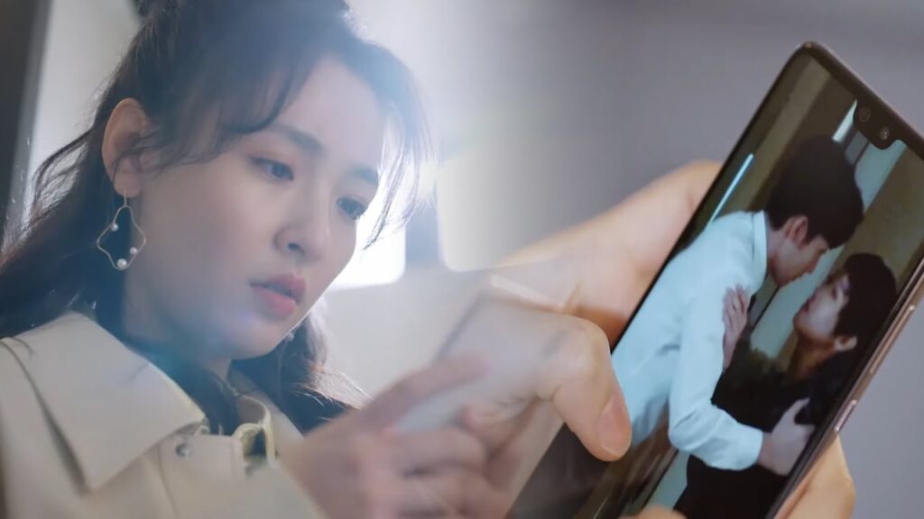 ترى صورة حميمية لحبيبها مع فتاة تجبرها على تغيير معاملتها فيظنها تتظاهر | مشهد من "‫هنا نلتقي ثانية"